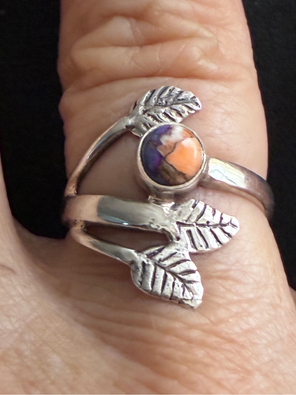 Brand new sterling silver 925 ring with 3 leaves/ circle of spiny oyster stone